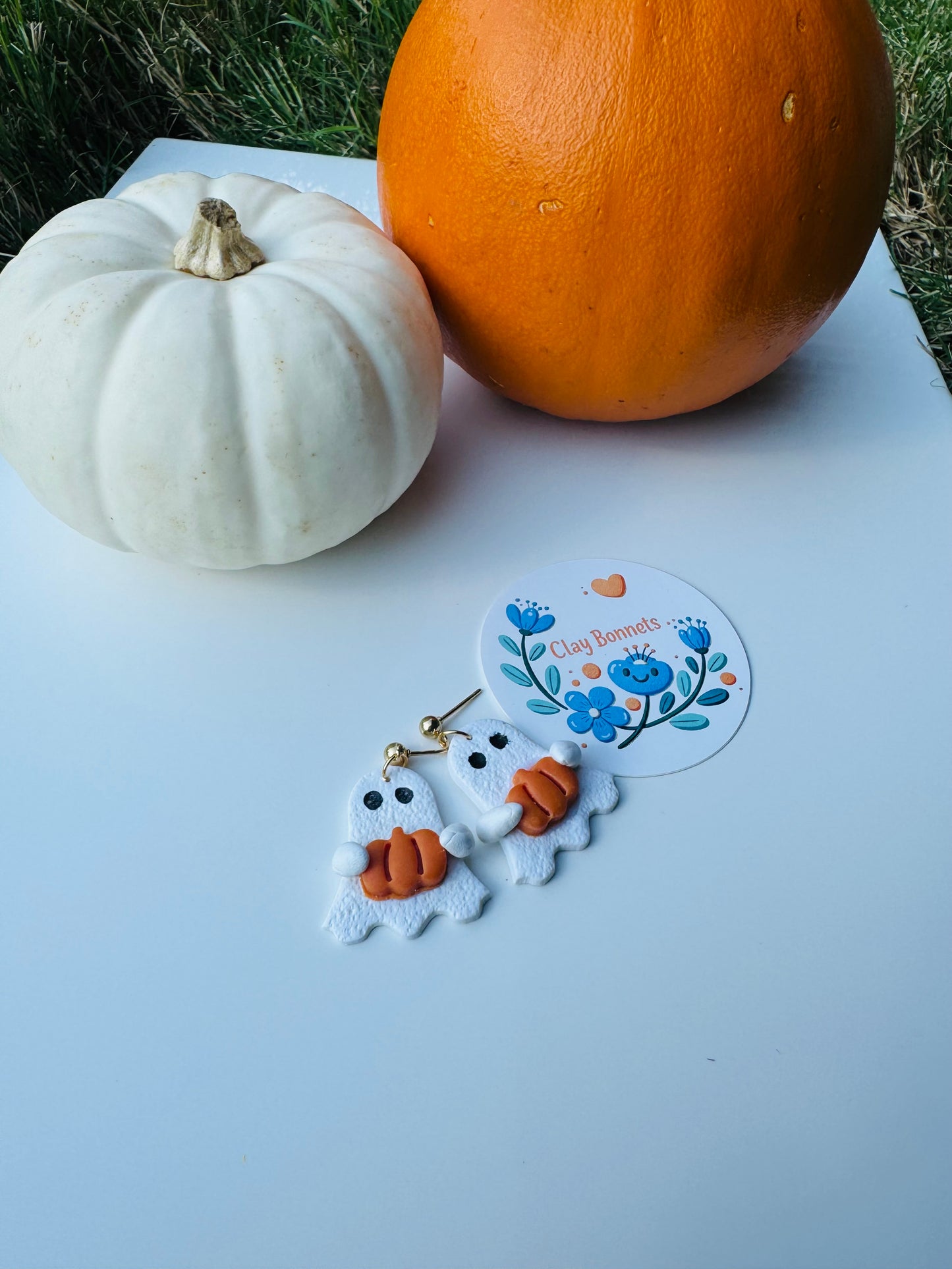 Cute ghosts with pumpkin