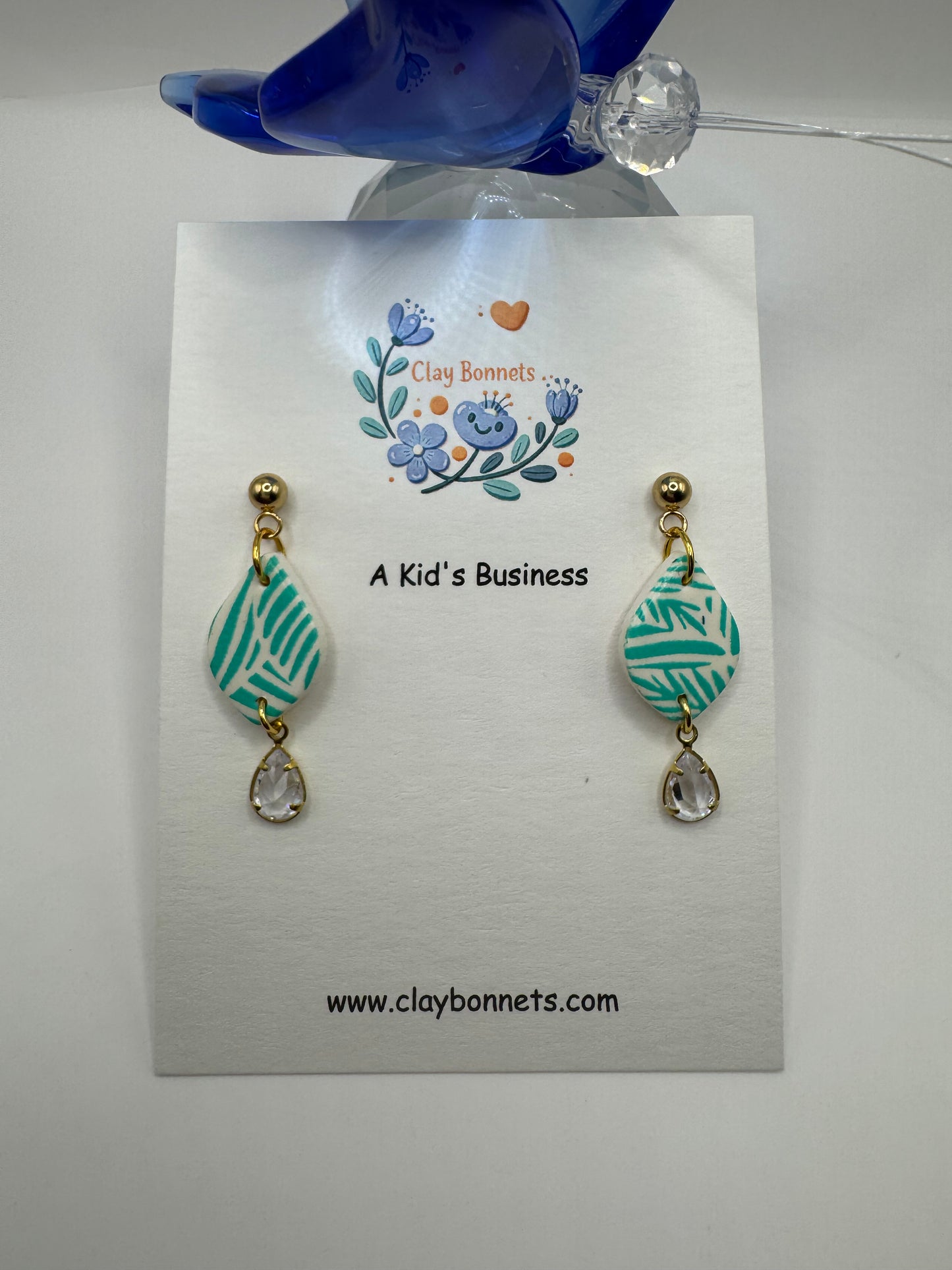 Tropical vibes in tiny drops