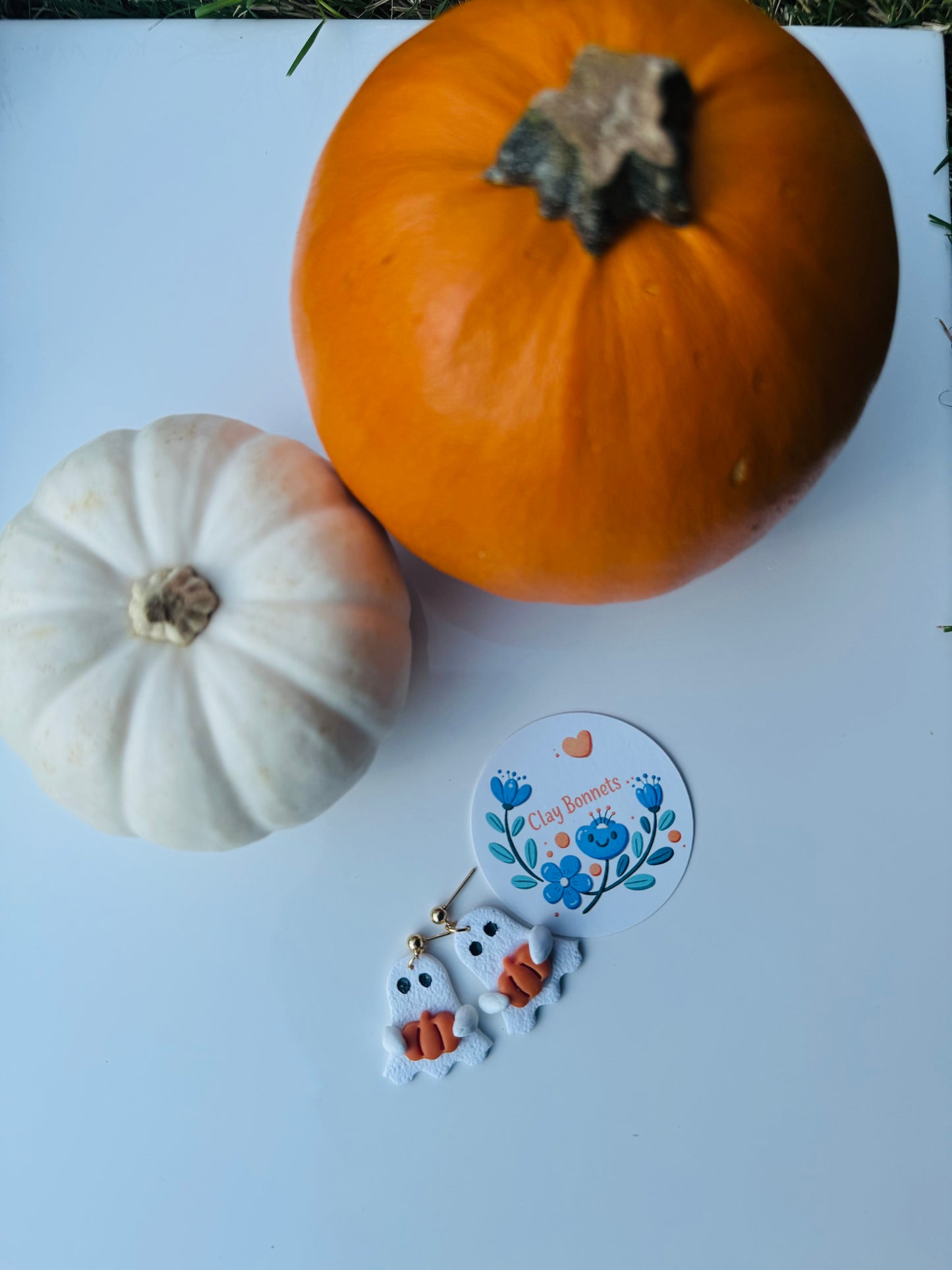 Cute ghosts with pumpkin