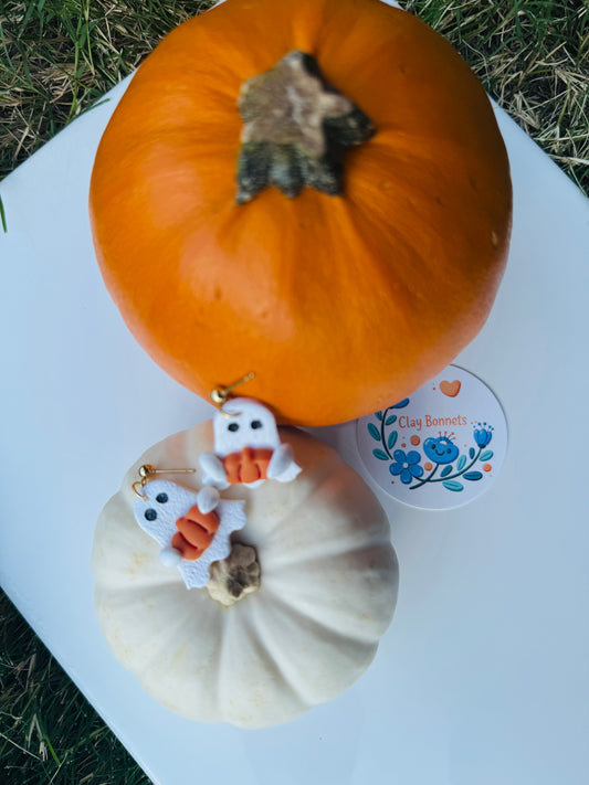 Cute ghosts with pumpkin