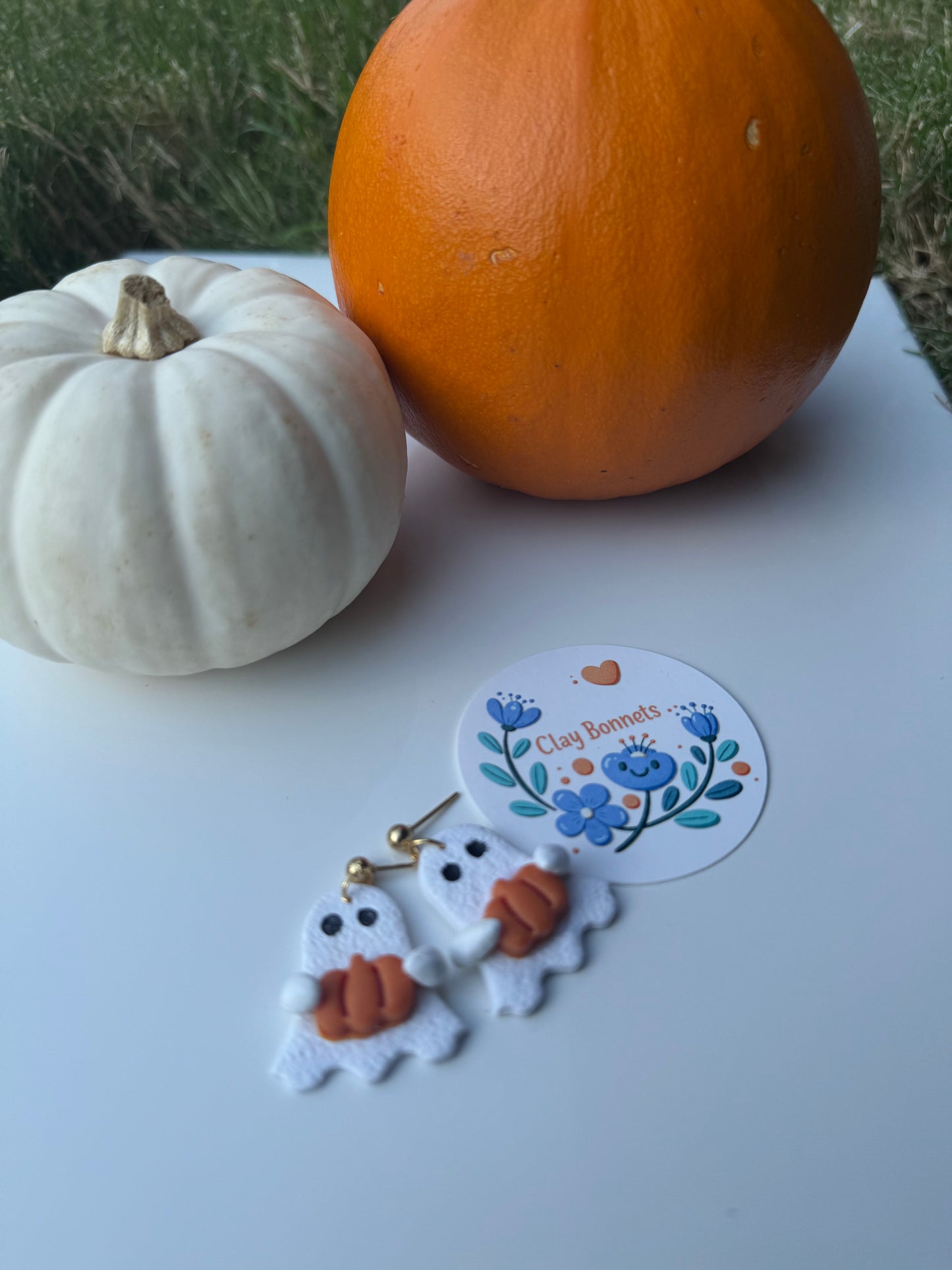 Cute ghosts with pumpkin
